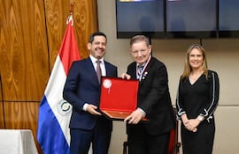 Carlos Martini en compañía del presidente Raúl Latorre y la proyectista Rocío Vallejo.