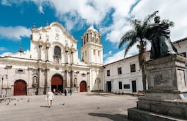 Popayán, Cauca, Colombia. Iglesia de San Francisco con fachada blanca y cielo azul.