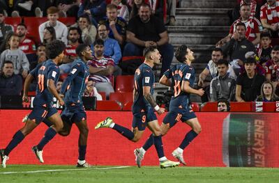 Los jugadores del Valencia celebran el gol ante el Granada, durante el partido de LaLiga que Granada CF y Valencia CF han disputado este jueves en el estadio Nuevo Los Cármenes.