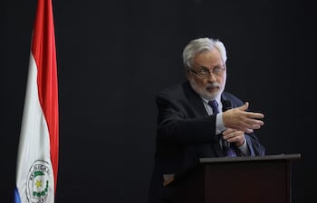 Jorge Alvar, biógrafo del cartógrafo militar y naturalista español Félix de Azara, habla durante una conferencia este martes, en Asunción (Paraguay).