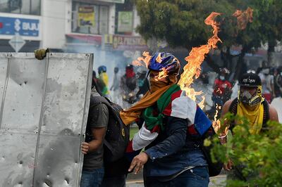 Un manifestante es alcanzado por un cóctel molotov durante los enfrentamientos con agentes de la policía antidisturbios en Cali, Colombia, el 3 de mayo de 2021.