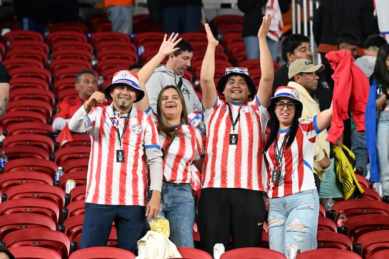 Los hinchas albirrojo dieron su aliento en todo el partido.