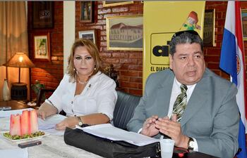 Natividad Mercedes Meza y Tomás Damián Cárdenas, en una visita a nuestra redacción cuando fueron suspendidos, en el marzo del 2012. En el mismo año fueron destituidos y accionaron contra la resolución del JEM. Cárdenas falleció sin conocer la decisión de la Corte, mientras que Meza sigue esperando sentencia.