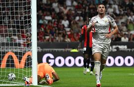 El delantero del Benfica, Franjo Ivanovic, celebra el primer gol de su equipo durante el partido de ida de la tercera ronda de la Liga de Campeones de la UEFA entre el OGC Niza y el SL Benfica, en el Estadio Allianz Riviera en Niza.
