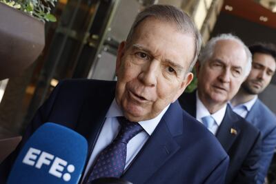 El líder opositor de Venezuela Edmundo González Urrutia, junto al exalcalde de Caracas Antonio Ledezma a su salida de la reunión con el presidente argentino Javier Milei que se encuentra en Madrid para intervenir este domingo en la clausura del Madrid Economic Forum 2025.