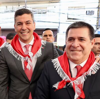 El presidente Santiago Peña (i) y el expresidente Horacio Cartes.