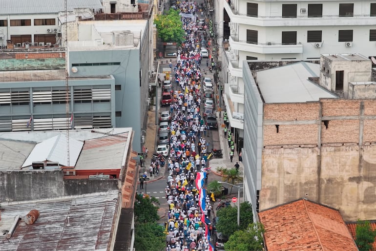 Vista área de la manifestación de docentes que rechazan la reforma de la caja fiscal.