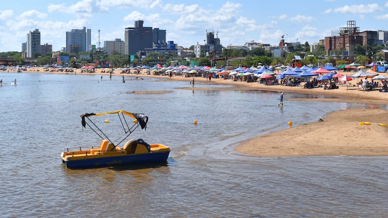 Turistas en la Playa San José de Encarnación durante el Viernes Santo.