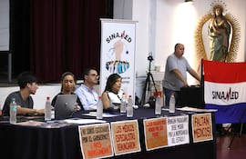 Integrantes del Sindicato Nacional de Médicos (Sinamed) participan en una asamblea este jueves, en Asunción.