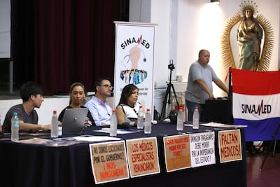 Integrantes del Sindicato Nacional de Médicos (Sinamed) participan en una asamblea este jueves, en Asunción.