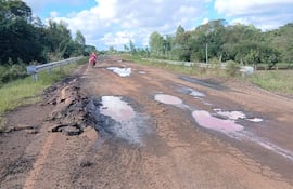 Camino pavimentado destruido, tramo que une San Pedro con Concepción, los baches cubiertos de agua tras intensas lluvias.