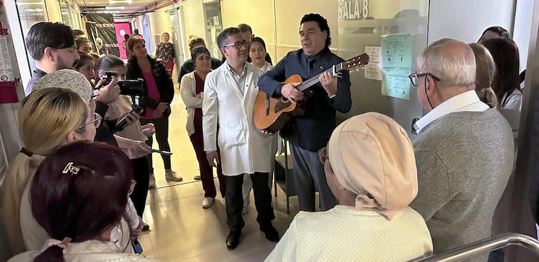 El tenor Jorge Castro llevó una serenata al Servicio de Obstetricia del Hospital Central del IPS.