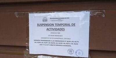 Funcionarios municipales pegaron por la puerta de acceso de los locales una nota que detalla la suspensión de actividades.