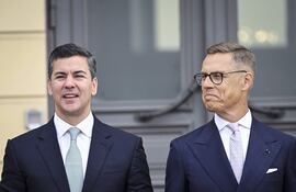 El presidente de Finlandia, Alexander Stubb (d), recibe al presidente de Paraguay, Santiago Peña, en el Palacio Presidencial de Helsinki, Finlandia, el 30 de julio de 2025.