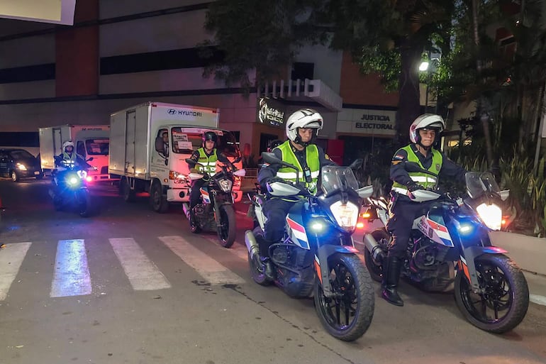 Comitiva electoral partiendo desde el TSJE llevando los kits para las elecciones municipales de este domingo. Foto: EFE/Tribunal Superior de Justicia Electoral.