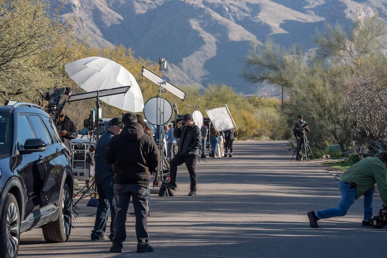 Medios de comunicación televisivos se instalaron frente a la casa de Nancy Guthrie, madre de la presentadora de NBC Savannah Guthrie, en Catalina, Arizona. (Jan Sonnenmair/Getty Images/AFP)
