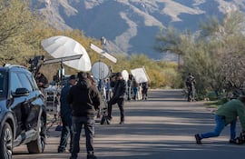Medios de comunicación televisivos se instalaron frente a la casa de Nancy Guthrie, madre de la presentadora de NBC Savannah Guthrie, en Catalina, Arizona. (Jan Sonnenmair/Getty Images/AFP)