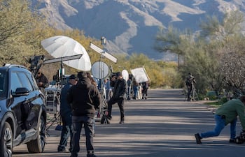 Medios de comunicación televisivos se instalaron frente a la casa de Nancy Guthrie, madre de la presentadora de NBC Savannah Guthrie, en Catalina, Arizona. (Jan Sonnenmair/Getty Images/AFP)