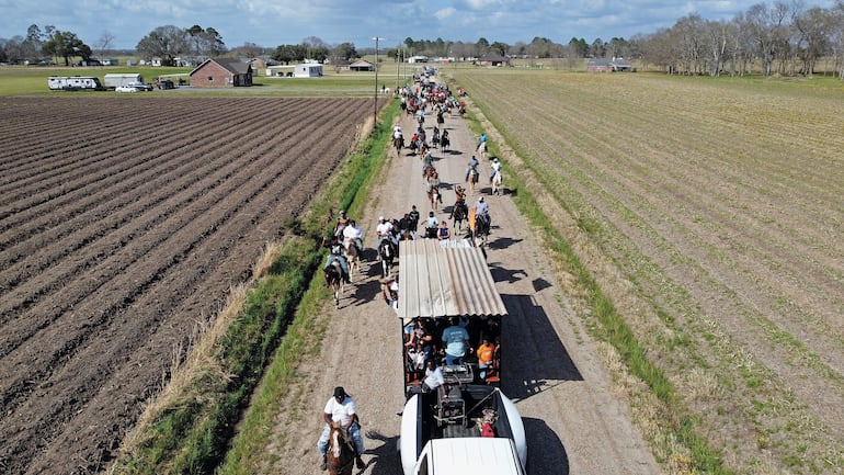 En Luisiana (EE.UU.), caballos al trote y carretas avanzan por caminos rurales en una larga procesión conocida como cabalgata criolla. Foto: Stephanie Foden. facilitada por Lonely Planet. Best in Travel.