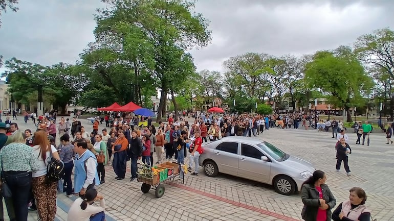 Una multitud de católicos formó la fila para venerar a la espada de San Miguel Arcangel.
