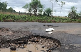 Enormes y peligrosos pozos se destacan a lo largo de la ruta Tobatí–Arroyos y Esteros, dificultando la circulación vehicular.