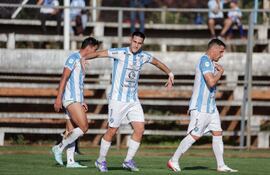 El atacante Willian Riquelme celebra uno de los dos tantos que marcó ayer en la goleada de Guaireña sobre Fernando de la Mora. (Foto: @IntermediaAPF)