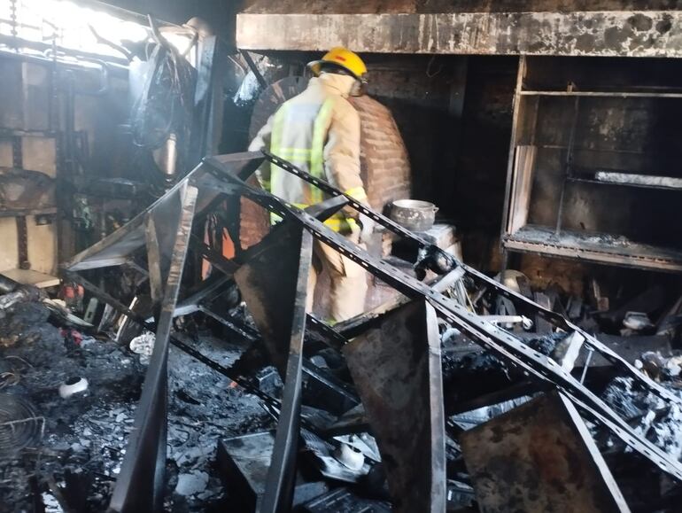 El fuego que solo era para cocinar asado consumió gran parte de la casa.