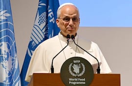 El papa León XIV advirtió a los jóvenes del peligro de la adicción en el uso del teléfono .