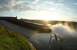 A causa de la elevación del nivel del embalse de Itaipú hasta la cota 220,30 metros, valor cercano al máximo operativo de 220,40 metros, abrieron las compuertas.
