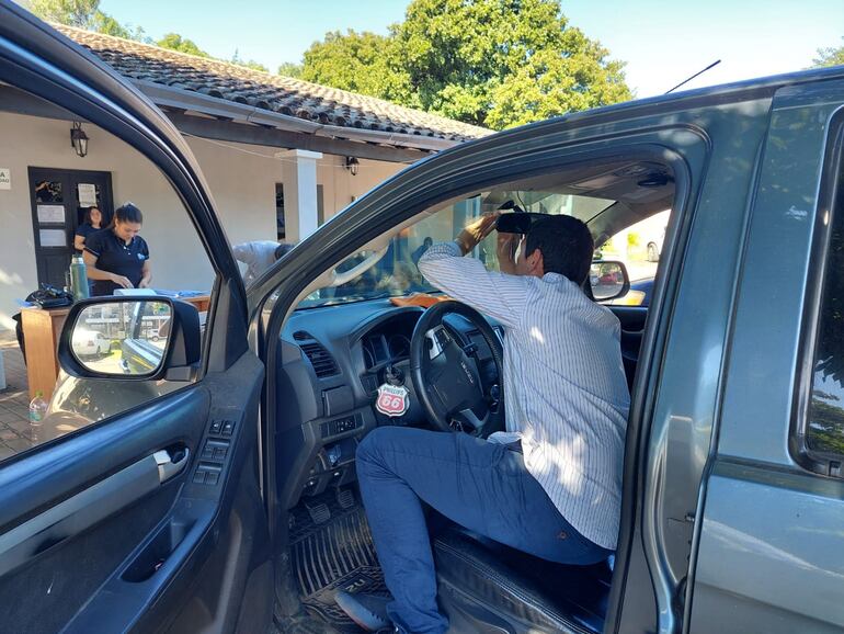 Funcionarios municipales trabajan para la colocación del TAG en vehículos de pobladores de Ypacaraí, quienes tienen el peaje exonerado.