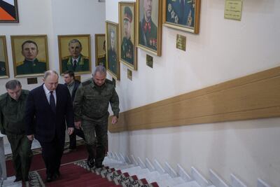 Imagen cedida por la agencia rusa Sputnik en la que se observa al presiden ruso Vladimir Putin junto a miembros de las Fuerzas Armadas.  (AFP)