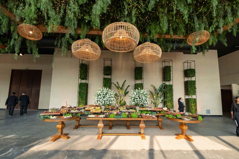 El servicio de catering estuvo a cargo del restaurante Talleyrand. La mesa de dulces preparó La Finestra.