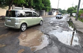 La calle Pizarro en el barrio Santa Librada de Asunción está completamente destruida como consecuencia de un abandono municipal de más de una década, denuncian los vecinos. La Municipalidad solo acude al lugar con soluciones parche.