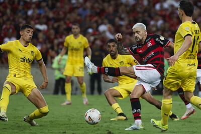 AMDEP7428. RÍO DE JANEIRO (BRASIL), 19/09/2024.- Giorgian De Arrascaeta (d) de Flamengo remata este jueves, en el partido de ida de cuartos de final de la Copa Libertadores entre Flamengo y Peñarol en el estadio Maracaná en Río de Janeiro (Brasil). EFE/ Antonio Lacerda