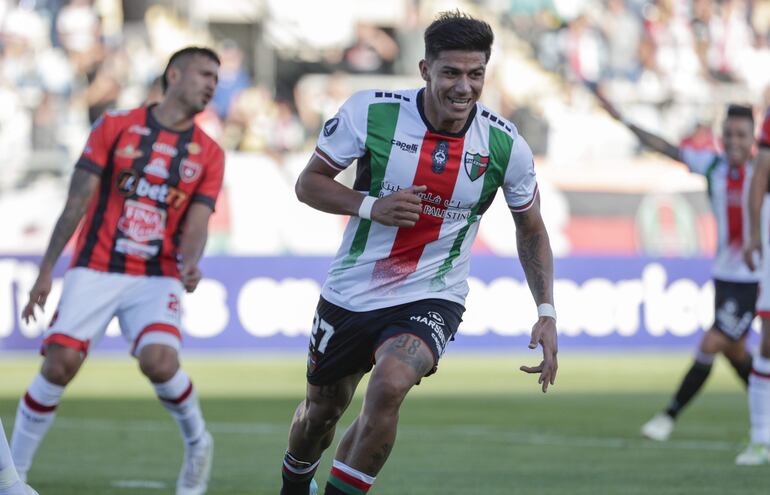 El paraguayo Junior Marabel de Palestino celebra un gol este martes, en un partido de la segunda fase de la Copa Libertadores entre Palestino y Portuguesa en el estadio El Teniente en Rancagua (Chile).