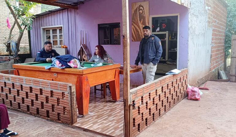 Policías y una funcionaria de la Fiscalía en la casa donde ocurrió el enfrentamiento.