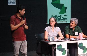 Mercedes Canese (centro) durante la asamblea del nuevo partido.