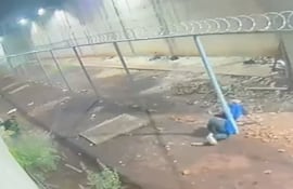 Captura de video de las imágenes del momento de la fuga de dos reos en Minga Guazú.