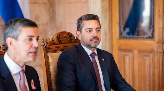 Santiago Peña (I) y Pedro Alliana durante una reunión en el Palacio de López.