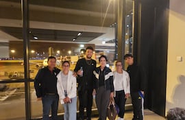 Foto de los seis turistas paraguayos que fueron evacuados desde Catar