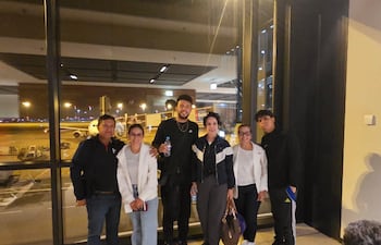 Foto de los seis turistas paraguayos que fueron evacuados desde Catar