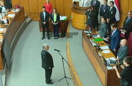 Ignacio Iramain Chilavert jura como senador en reemplazo de la senadora destituida Kattya Gonzalez (PEN), quien fue expulsada del Congreso Nacional.