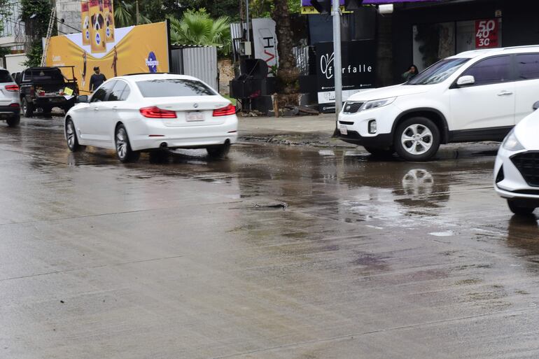 Sobre Senador Long casi España, las calles están “bañadas” con agua perdida, que a su vez destruye el asfalto.