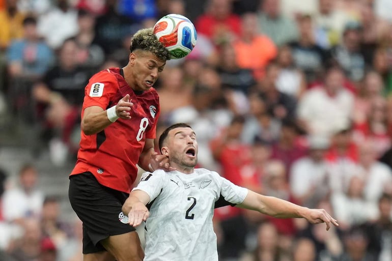 Emam Ashour de Egipto (izq.) en acción contra Tim Payne de Nueva Zelanda (der.) durante el partido de la fase de grupos de la Copa Mundial de la FIFA 2026 entre Nueva Zelanda y Egipto, en Vancouver, Canadá.