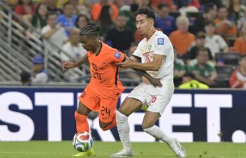 Crysencio Summervi (i) de Países Bajos disputa un balón con Anass Salah Eddine de Marruecos, en el cotejo por dieciseisavos del Mundial 2026.
EFE