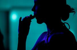 Una persona inhala un vapeador. (archivo)