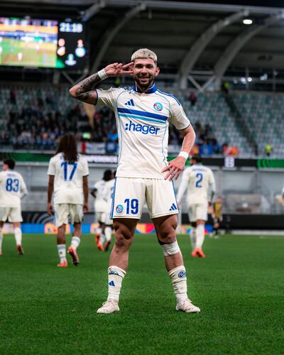 El delantero paraguayo, Julio César Enciso Espínola (21 años), celebra su primera anotación con el Racing de Estrasburgo.