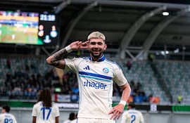 El delantero paraguayo, Julio César Enciso Espínola (21 años), celebra su primera anotación con el Racing de Estrasburgo.