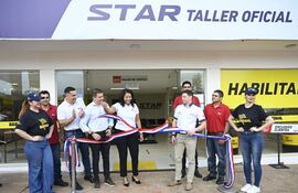 Corte de cinta oficial de la nueva tienda Bardhal Express en Luque.