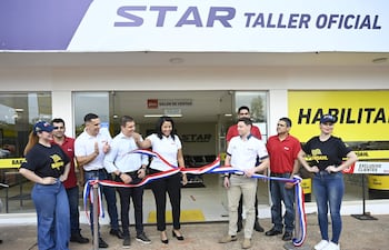 Corte de cinta oficial de la nueva tienda Bardhal Express en Luque.